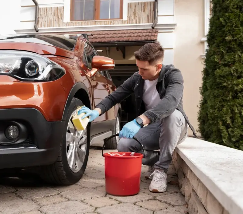 Lavage auto à domicile Nieul-le-Dolent : professionnel intervenant sur un véhicule